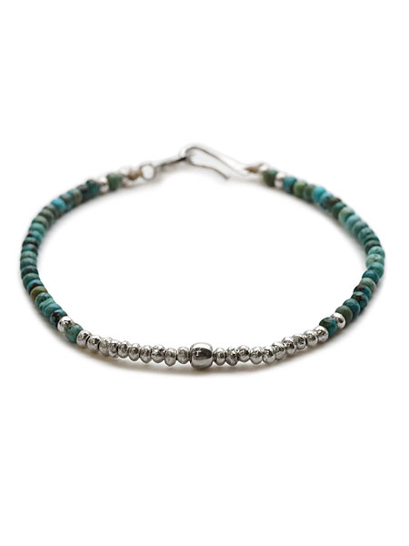 ターコイズとシルバービーズがバランスよく並んだブレスレットの正面画像、爽やかで上品な印象に仕上がっている。