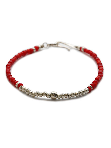レッドのヴィンテージビーズとシルバービーズが整然と並ぶブレスレットの正面画像、大人っぽく落ち着いた雰囲気に仕上がっている。