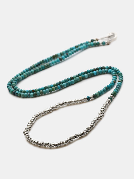 細身のターコイズビーズが連なるネックレスを正面から撮影、シルバービーズとの組み合わせが上品な仕上がり。