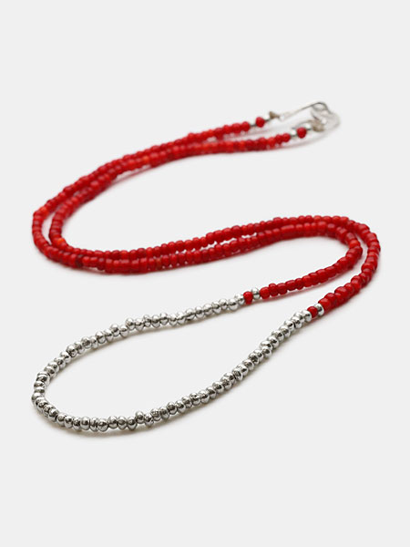 Sunkuのネックレスを正面から撮影、ヴィンテージレッドの色味が深く、細身ながら存在感のある仕上がり。