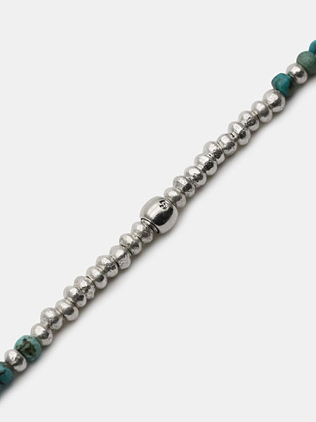 ブランドを象徴する39の刻印が入ったビーズ部分をアップで写した写真。