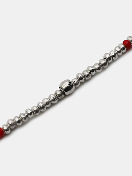 ブランドを象徴する39の刻印が入ったビーズ部分をアップで写した写真。