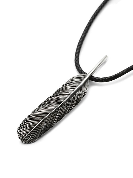 羽軸のラインや細かなヒダまで丁寧に再現された、リアルな質感のフェザーペンダントをアップで撮影。