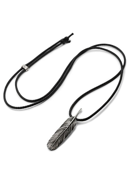 フェザーとコットンコードのバランスが美しいネックレスの全体画像。