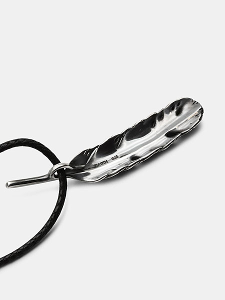 裏面に刻まれたHARIMのロゴ刻印が映える、ペンダントトップの裏側をアップで撮影。