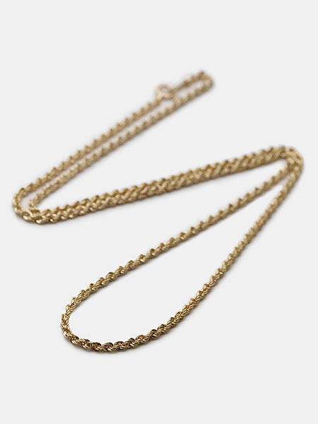 ロープ チェーン ネックレスを全体で写した画像、ツイストの立体感と流れるようなフォルムが美しい。