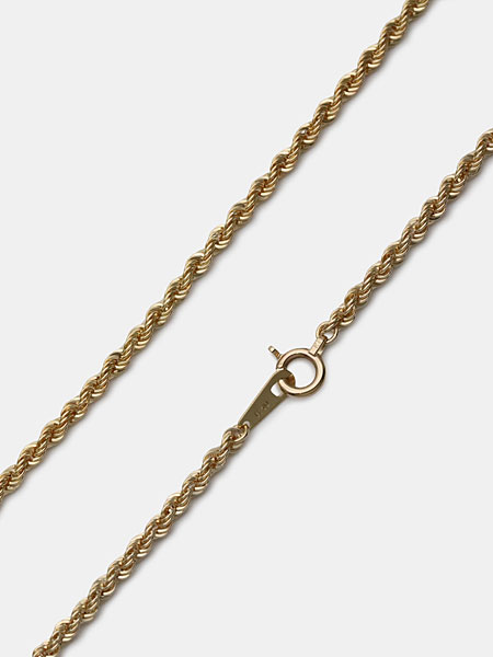 ネックレスの留め具とチェーンをアップで撮影した画像、K10の刻印が入った細部まで丁寧なつくりが際立つ。