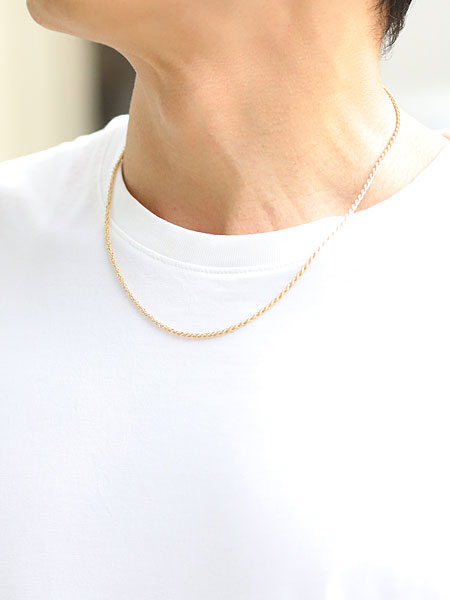 白Tシャツに合わせた男性の着用画像、K10 ゴールド チェーンのやわらかな輝きが際立って見える。