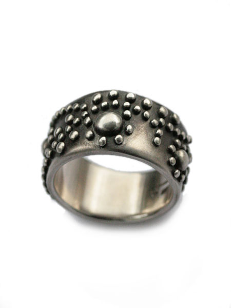 Nubia “70’S STUDS” RING