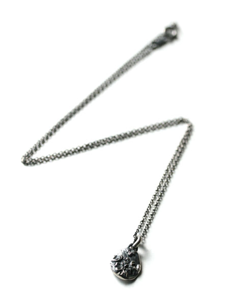 エンシェント フラワー ペンダントの全体を写した画像、小ぶりなトップとバランスの取れたチェーンが美しい。