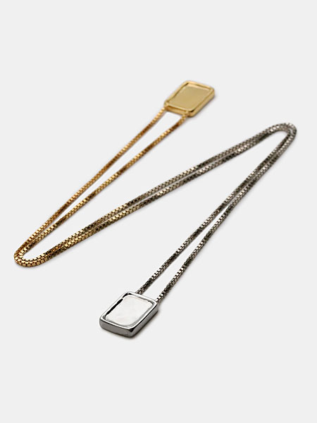 ゴールドとシルバーのグラデーションの流れを見せたネックレスの全体画像。