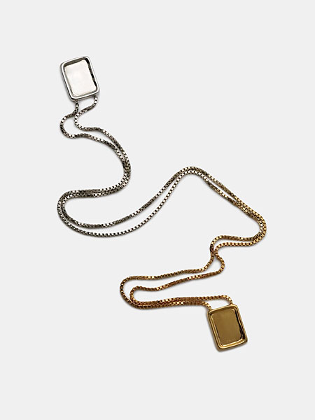 ラフに置かれた状態で、自然なネックレスの質感を写した画像。