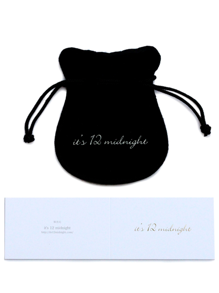 付属品のポーチとギャランティーカードの画像。