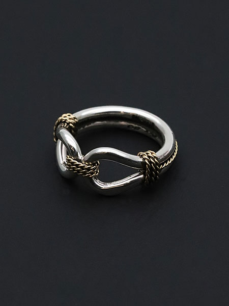 リングを斜め前から写し、シルバーとK18ゴールドの立体的なつながりが見える画像。