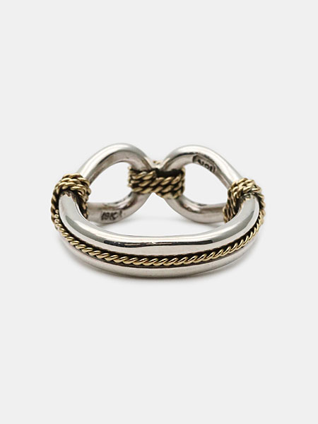 美しい18Kのロープがデザインされたリングの後ろ側を写した写真。