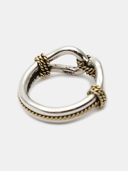 リング内側の刻印が入っている様子を写した写真。