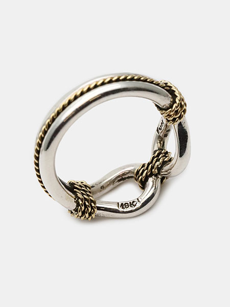 リング内側の刻印が入っている様子を写した写真。