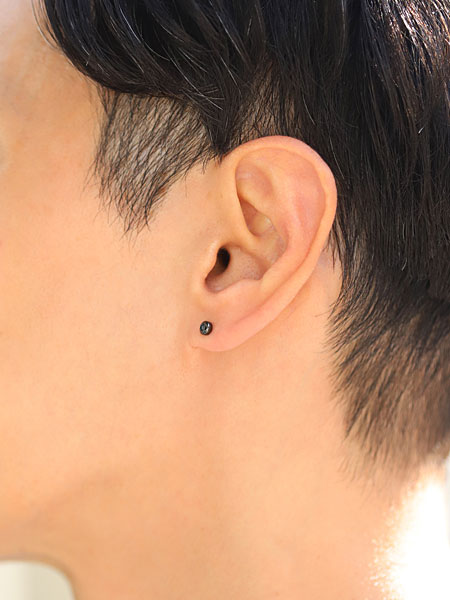 横顔から見た男性の着用画像、オニキスがさりげなく耳元に輝く。