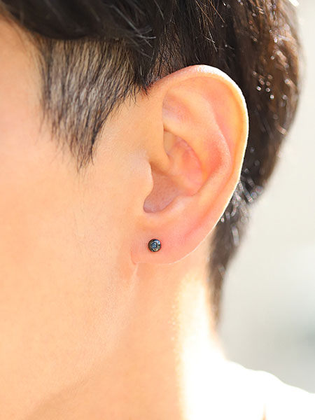 正面から見た男性の着用画像、ブラックの輝きが顔まわりを引き締めている。