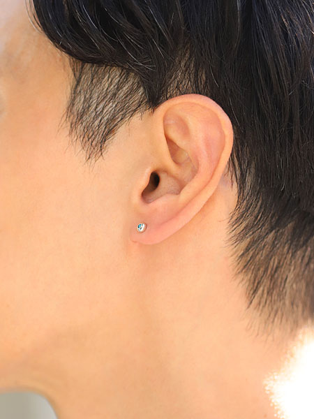 横顔から見た男性の着用画像、ターコイズの鮮やかなブルーが耳もとで自然に映えています。