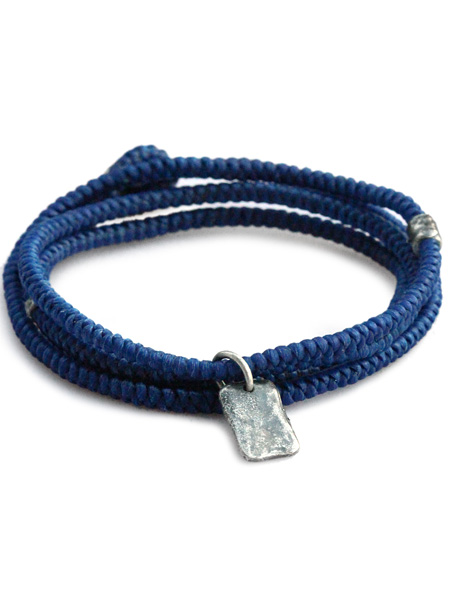 M.Cohen twisted cord with etched sterling crest pendants  (ブルー) [B-103712-SLV-BLU]
