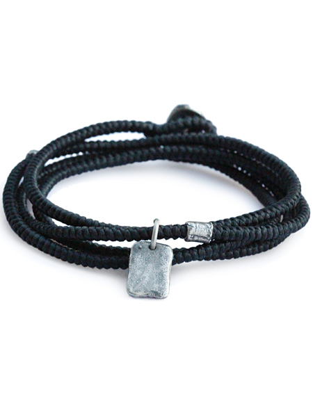 M.Cohen twisted cord with etched sterling crest pendants  (ブラック) [B-103712-SLV-BLK]