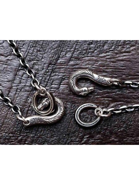 ラウンドとスクエアの二種類を並べた画像で、チェーン形状の違いや雰囲気の差が分かりやすく写っている。