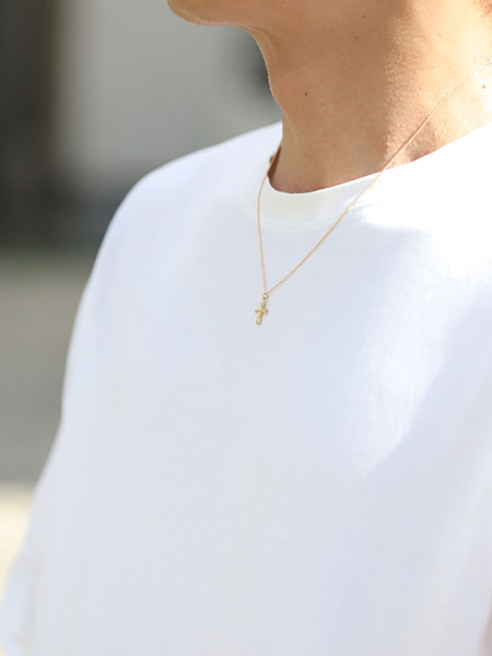 シンプルなTシャツに合わせた、男性の着用イメージ。