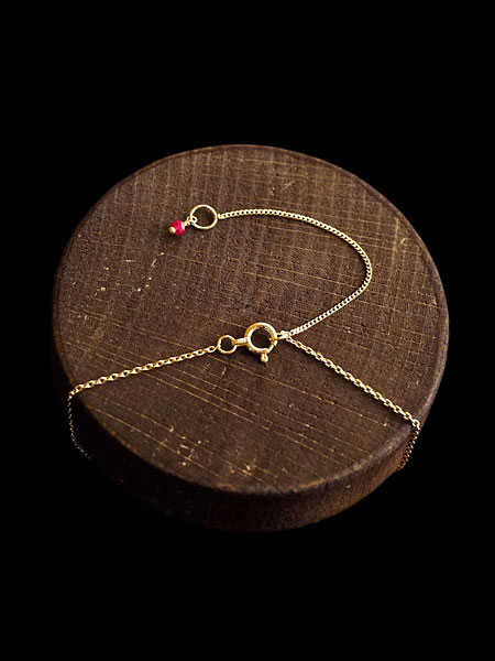 ルビーチャームとアジャスター付き留め具部分を近くから写した画像。