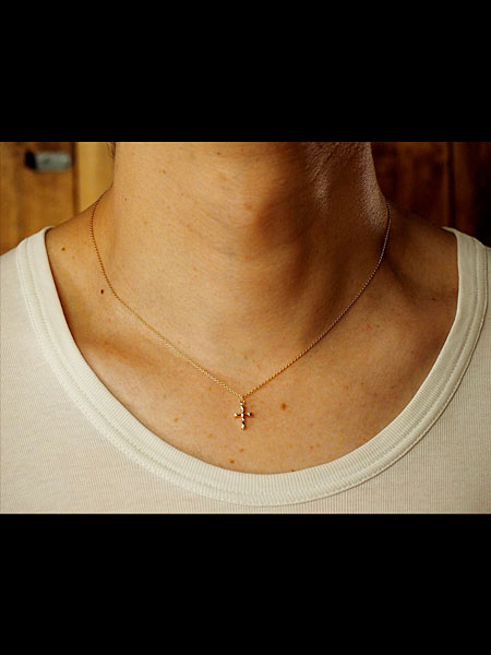 シンプルな白のTシャツに合わせた、男性の着用イメージ。