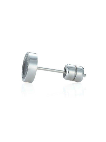 コイン型のスタッズピアスを横から撮影し、厚みやサイドの作りが分かるように写した画像。