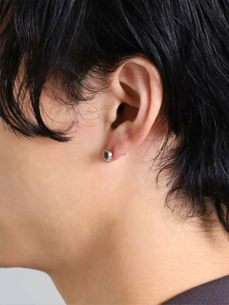 男性の横顔にピアスが映っており、サイズ感や厚みがわかりやすいサイドからの着用画像。