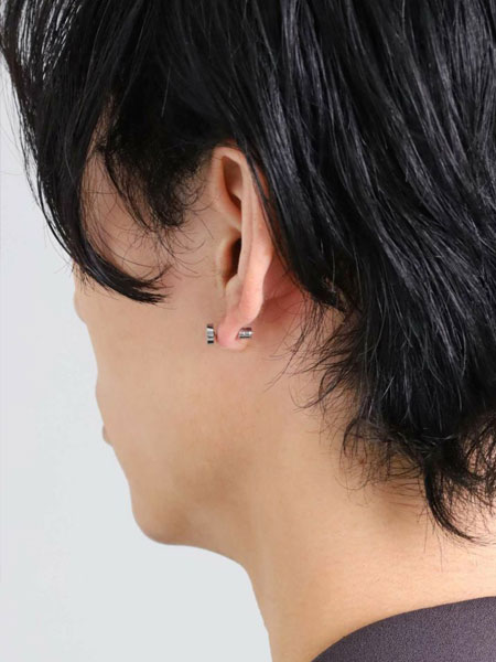 男性を後ろから撮影し、キャッチ部分のデザインが自然に見える着用画像。