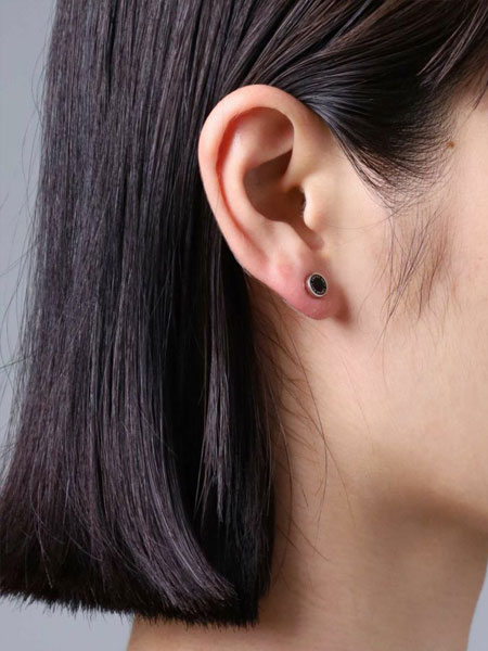 女性の横顔にピアスが映り、程よい存在感がわかるサイドからの着用画像。