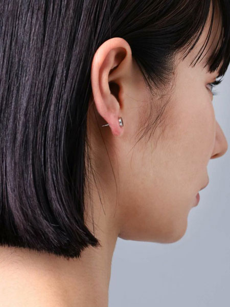 女性を後ろから撮影し、キャッチのデザインと全体のまとまりがわかる着用画像。