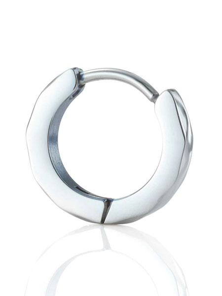 フープピアスを横から撮影した写真で、多面体の形状と程よい厚みがわかりやすく写っている。