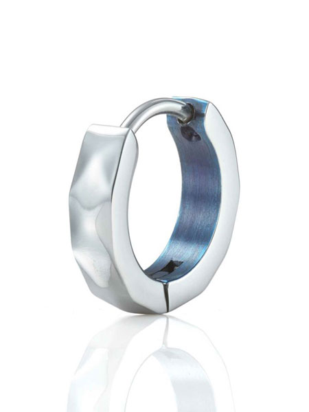 外側のシルバーと内側のブルーカラーがよく見える角度で撮影され、色の対比がはっきり分かる一枚。