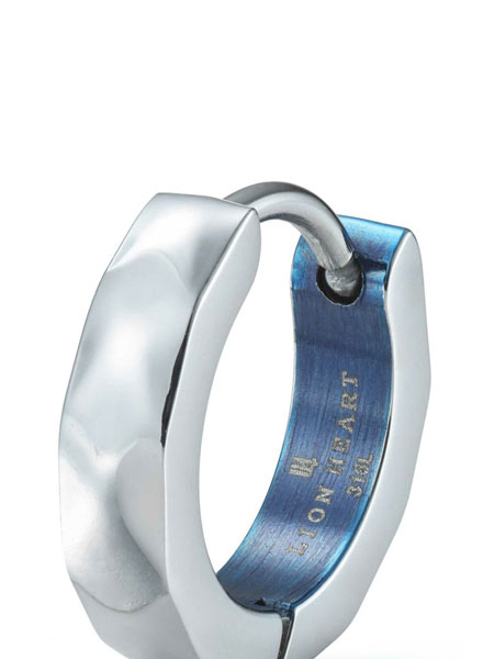 ピアスの内側に刻まれたロゴ刻印を近くで撮影しており、細かな仕上げの丁寧さが伝わる。