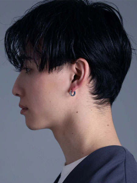 男性の横顔を写した写真で、フープ特有の立体感と多面体の光り方が自然に見えるアングル。