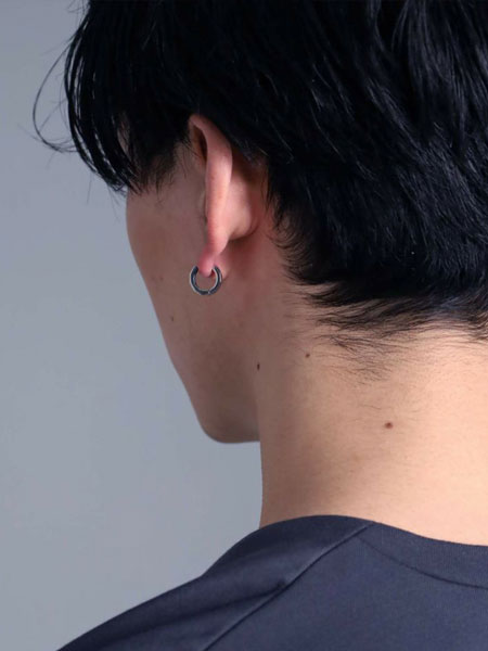 後ろから撮影した男性の着用写真で、フープの厚みやブルーカラーのさりげない見え方が分かる一枚。