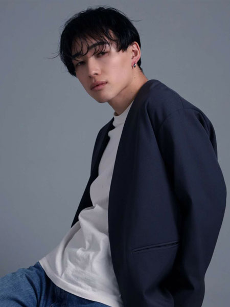 男性が正面から着用している様子で、シルバーとブルーの控えめな輝きが自然になじむ印象が伝わる一枚。