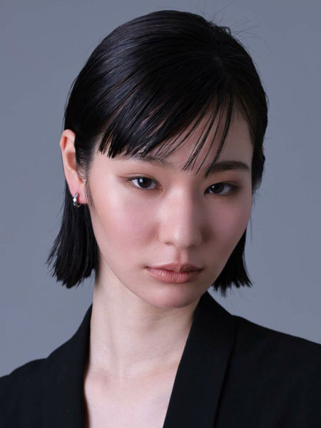 女性が正面から着用していて、柔らかい光を放つカット面が上品に見える自然なスタイリング写真。