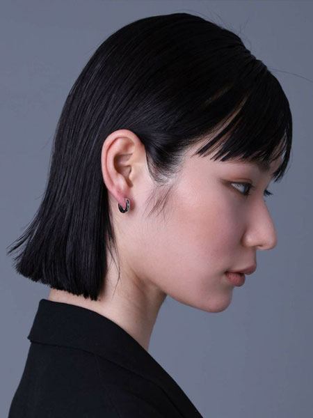 女性の横顔を撮影した写真で、シルバーとブルーのコントラストが上品に映える角度になっている。