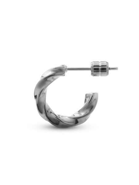 ツイストのフォルムがわかるように、ピアスを横から撮影した全体写真。