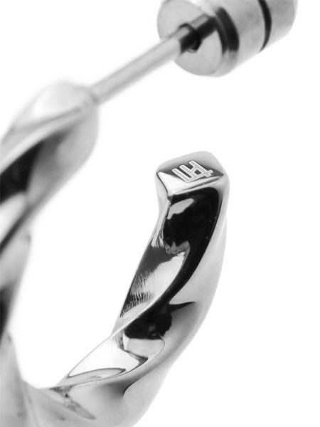 四角柱の先端に刻まれたLHロゴを近距離で写した、細かなディテールが分かる写真。