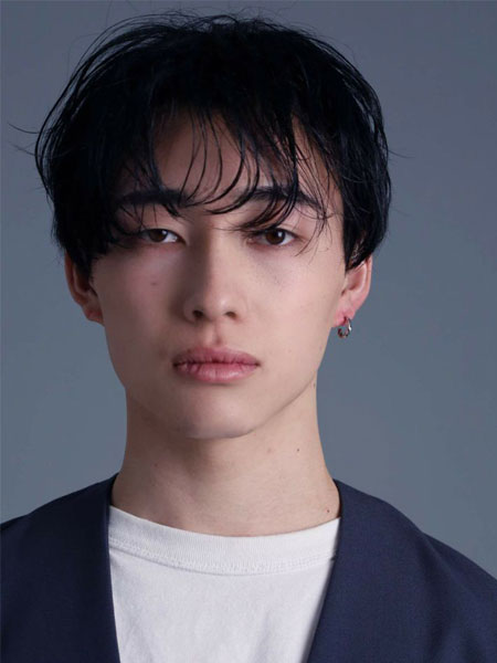 男性がG型ピアスを着用しており、ツイストのさりげない存在感が伝わる正面から写した画像。