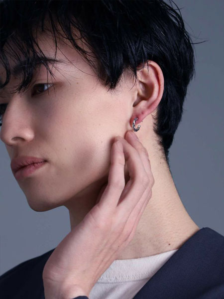 男性を斜め前から撮影し、耳元でツイストの立体感がほどよく際立つ様子が分かる写真。