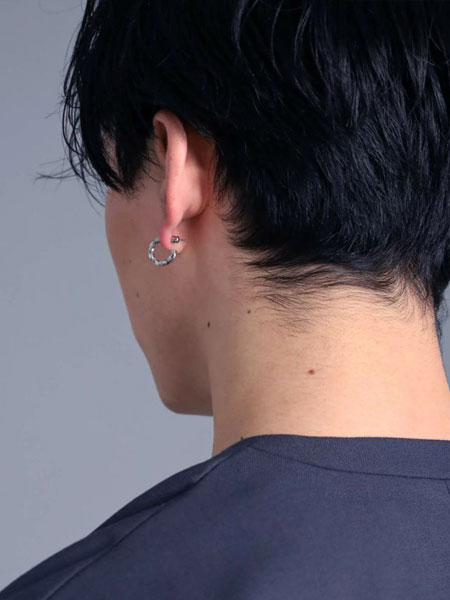 男性を後ろから撮影し、キャッチ部分のデザインが自然に見える着用画像。