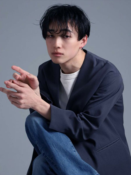 男性がG型ピアスを着用しており、ツイストのさりげない存在感が伝わる正面から写した画像。