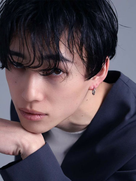 男性がG型ピアスを着用しており、ツイストのさりげない存在感が伝わる正面から写した画像。